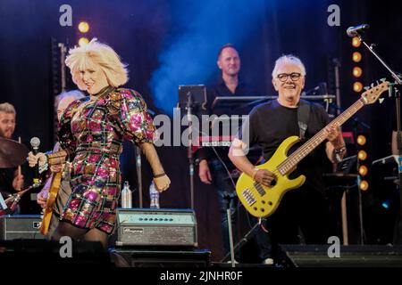 Die britische Sängerin, Songwriterin, Schauspielerin und TV-Moderatorin Toyah Ann Willcox (L) tritt als Gastkünstlerin mit dem Gitarristen und Sänger Trevor Horn (R) der Trevor Horn Band live auf der Bühne des Cropredy Festivals der Fairport Convention in Oxfordshire auf. Toyah Ann Willcox (geboren am 18. Mai 1958) ist eine englische Musikerin, Schauspielerin und TV-Moderatorin. In einer mehr als 40-jährigen Karriere hatte Willcox 8 Top-40-Singles, veröffentlichte über 20 Alben, schrieb zwei Bücher, trat in über 40 Theaterstücken und 10 Spielfilmen auf und sprach und präsentierte zahlreiche Fernsehsendungen. Stockfoto