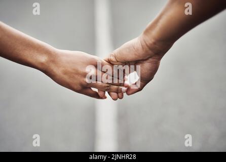 Ich will dich immer an meiner Seite haben. Nahaufnahme eines unverkennbaren Paares, das die Hände im Freien zusammenhält. Stockfoto