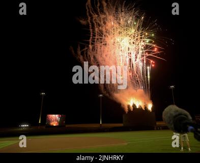 Dyersville, Usa. 11. August 2022. Ein Feuerwerk erfüllt den Himmel, nachdem die Chicago Cubs 4-2 während des MLB Field of Dreams Game in Dyersville, Iowa, Donnerstag, 11. August 2022, die Chicago Cubs gewonnen haben. Foto von Mark Black/UPI Credit: UPI/Alamy Live News Stockfoto