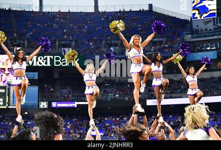 Baltimore, Usa. 11. August 2022. Cheerleader der Baltimore Ravens treten während der ersten Hälfte eines Vorsaison-Spiels der NFL im M&T Bank Stadium in Baltimore, Maryland, am Donnerstag, den 11. August 2022 auf. Foto von David Tulis/UPI Credit: UPI/Alamy Live News Stockfoto