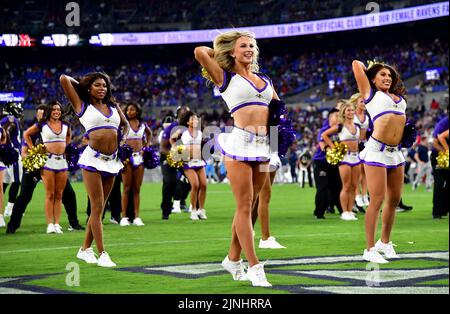 Baltimore, Usa. 11. August 2022. Cheerleader der Baltimore Ravens treten während der ersten Hälfte eines Vorsaison-Spiels der NFL im M&T Bank Stadium in Baltimore, Maryland, am Donnerstag, den 11. August 2022 auf. Foto von David Tulis/UPI Credit: UPI/Alamy Live News Stockfoto