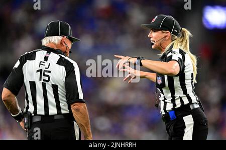 Baltimore, Usa. 11. August 2022. NFL-Down-Richterin Sarah Thomas (R) bespricht einen Anruf mit Feldrichter Rick Patterson (15) während der ersten Hälfte eines Vorsaison-Spiels zwischen den Baltimore Ravens und den Tennessee Titans im M&T Bank Stadium in Baltimore, Maryland, am Donnerstag, den 11. August 2022. Foto von David Tulis/UPI Credit: UPI/Alamy Live News Stockfoto