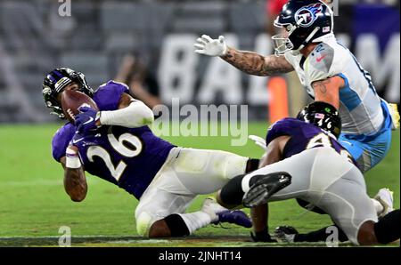 Baltimore, Usa. 11. August 2022. Baltimore Ravens Safety Geno Stone (26) fängt einen Pass ab, der für den Breitempfänger der Tennessee Titans, Robert Woods (R), bestimmt ist, als der Linienracer Josh Ross (46) während der zweiten Hälfte eines Vorsaison-Spiels der NFL im M&T Bank Stadium in Baltimore, Maryland, am Donnerstag, den 11. August 2022, blockiert. Baltimore besiegte Tennessee 23-10. Foto von David Tulis/UPI Credit: UPI/Alamy Live News Stockfoto