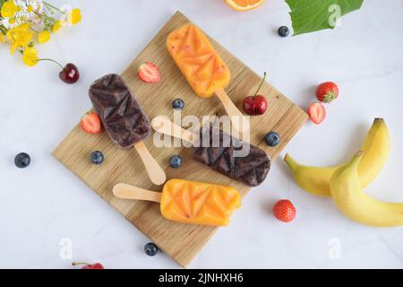 Sommerfutter, exotisches Obst, gefrorenes Sorbet, zu Hause hergemachtes Eis, kreatives Essen. Stockfoto