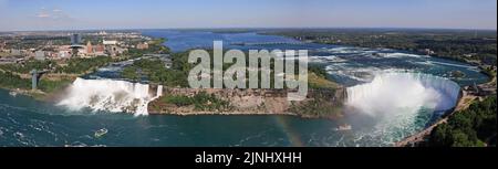 Panoramablick auf die American Falls, Bridal Veil Falls und Horseshoe Falls, bekannt als Niagara Falls Stockfoto