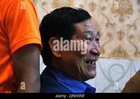 Gangtok, Sikkim, Indien Juni 21 2022, alter Mann Seitenpose Porträt, Pahadi-Mann. Stockfoto