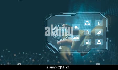 Geschäftsmann berühren Bildschirm virtuelle Ikone Öko Energie nachhaltige Umwelt digitale Technologie Konzept. Stockfoto
