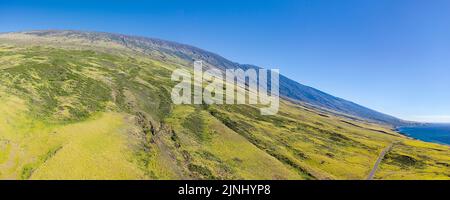 Kombinierte Panorama-Luftaufnahme von Weideland, das die südlichen Hänge des Haleakala Mountain im Südosten von Maui bedeckt; mit Observatorium sichtbar, Hawaii Stockfoto