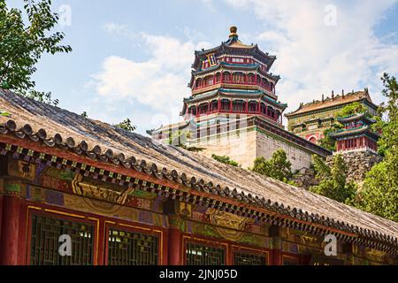 Panorama der Halle der streitenden Wolken und des Turms des buddhistischen Duftes im Sommerpalast, Peking, China. Stockfoto