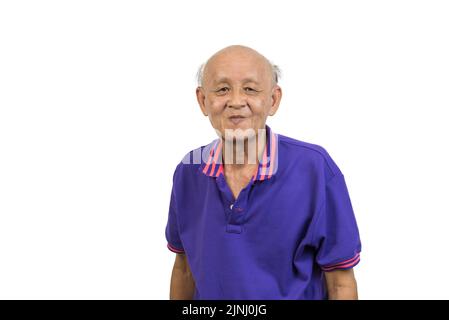 Asiatischer älterer Mann, der auf weißem Hintergrund lächelt. Stockfoto