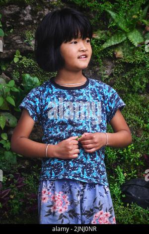 Mirik Lake, Darjeeling District, West Bengal, Indien - 20. Juni 2022, Portrait of cute Girl in Mountain, Himalayan People, Photo of Kids in their House Stockfoto