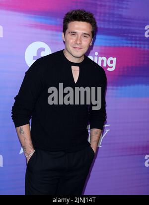 Hollywood, USA. 11. August 2022. Brooklyn Beckham trifft am Donnerstag, dem 11. August 2022, auf den roten Teppich „Power of Young Hollywood“ ein, der im Nehuehouse in Hollywood, CA, abgehalten wird. (Foto: Juan Pablo Rico/Sipa USA) Quelle: SIPA USA/Alamy Live News Stockfoto