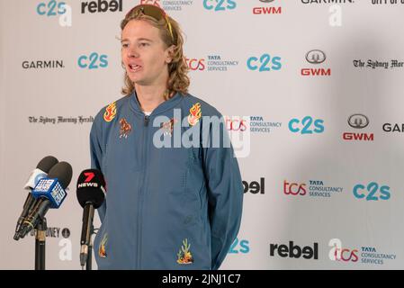 Sydney, Australien.12. August 2022: Elite-Langstreckenläufer und einer der Rennfavoriten, Ed Goddard, bei einer Pressekonferenz vor dem Rennen 50. City2Surf in Sydney am Sonntag. Dies wird das erste Rennen seit 2019 nach Absagen in den Jahren 2020 und 21 aufgrund von Covid-19 sein. Es werden mehr als 60.000 Menschen erwartet, die das 14-Kilometer-Rennen, das größte seiner Art weltweit, fahren. Goddard forderte die Teilnehmer auf, sich zu messen, aber auch das Rennen von 14km zu genießen und die Aussicht zu genießen, während die Route dem Hafen in die östlichen Vororte folgt. Kredit: Stephen Dwyer / Alamy Live Nachrichten Stockfoto