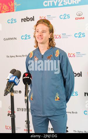 Sydney, Australien.12. August 2022: Elite-Langstreckenläufer und einer der Rennfavoriten, Ed Goddard, bei einer Pressekonferenz vor dem Rennen 50. City2Surf in Sydney am Sonntag. Dies wird das erste Rennen seit 2019 nach Absagen in den Jahren 2020 und 21 aufgrund von Covid-19 sein. Es werden mehr als 60.000 Menschen erwartet, die das 14-Kilometer-Rennen, das größte seiner Art weltweit, fahren. Goddard forderte die Teilnehmer auf, sich zu messen, aber auch das Rennen von 14km zu genießen und die Aussicht zu genießen, während die Route dem Hafen in die östlichen Vororte folgt. Kredit: Stephen Dwyer / Alamy Live Nachrichten Stockfoto