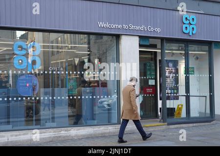 File Photo vom 14/01/22 eines Co-Op-Stores am Strand im Zentrum von London, da die Co-op zugesagt hat, benachteiligten oder isolierten Gemeinden zu helfen, keine „Cash Deserts“ zu werden. Stockfoto