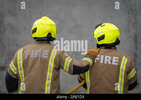 Aktenfoto vom 21/07/22 von der Londoner Feuerwehr, die während einer Übung in einer Feuerwehrstation in East London anwirbt, da ein MSP der Öffentlichkeit eine Warnung ausgestellt hat, nachdem Zahlen ergeben haben, dass Feuerwehrleute jedes Jahr zu Dutzenden von Grillbränden aufgerufen werden. Stockfoto