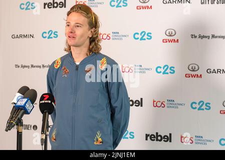 Sydney, Australien.12. August 2022: Elite-Langstreckenläufer und einer der Rennfavoriten, Ed Goddard, bei einer Pressekonferenz vor dem Rennen 50. City2Surf in Sydney am Sonntag. Dies wird das erste Rennen seit 2019 nach Absagen in den Jahren 2020 und 21 aufgrund von Covid-19 sein. Es werden mehr als 60.000 Menschen erwartet, die das 14-Kilometer-Rennen, das größte seiner Art weltweit, fahren. Goddard forderte die Teilnehmer auf, sich zu messen, aber auch das Rennen von 14km zu genießen und die Aussicht zu genießen, während die Route dem Hafen in die östlichen Vororte folgt. Kredit: Stephen Dwyer / Alamy Live Nachrichten Stockfoto