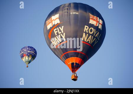 Ballons fliegen während der Bristol International Balloon Fiesta 2022 über Bristol. Bilddatum: Freitag, 12. August 2022. Stockfoto