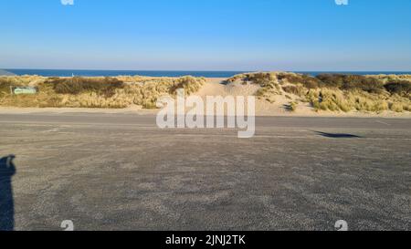 Blick auf den Ferienort Port Zelande und seine Umgebung auf den See und die Dünen unter einem teilweise blauen Himmel Stockfoto
