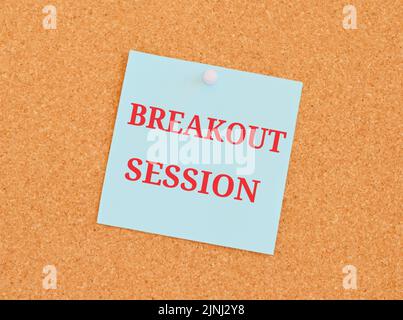 Breakout Sessions auf hellblauer Haftnotiz, gepinzt auf einem schwarzen Brett aus Kork. Stockfoto