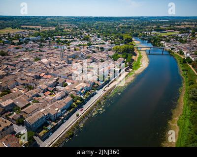 Luftaufnahme von Sainte Foy la Grande und dem Fluss Dordogne, Gironde, Frankreich Stockfoto