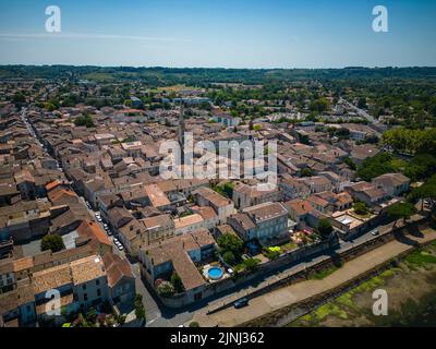 Luftaufnahme von Sainte Foy la Grande und dem Fluss Dordogne, Gironde, Frankreich Stockfoto