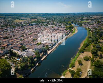 Luftaufnahme von Sainte Foy la Grande und dem Fluss Dordogne, Gironde, Frankreich Stockfoto