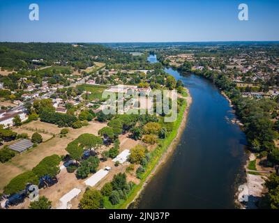 Luftaufnahme von Sainte Foy la Grande und dem Fluss Dordogne, Gironde, Frankreich Stockfoto