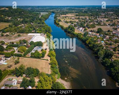 Luftaufnahme von Sainte Foy la Grande und dem Fluss Dordogne, Gironde, Frankreich Stockfoto