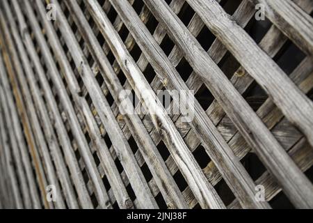 Detail von Holzgitter für Schutz und Dekoration in einem Fenster Stockfoto