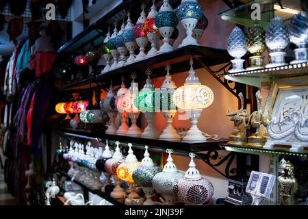 Traditionelle handgefertigte mehrfarbige türkische, marokkanische und arabische Lampen. Mosaikstil und Laterne aus farbigem Glas. Türkische Lampen im Souvenirladen in der Türkei Stockfoto