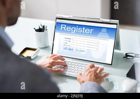 Online-Web-Registrierung Formular Auf Der Website Mit Laptop Stockfoto