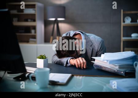 Erschöpfter Büroangestellter Schläft. Burnout Des Bürokratieunternehmen Stockfoto