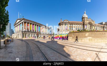 Die Stadtlandschaft des Victoria Square in Birmingham ist zur Feier der Commonwealth Games 2022 mit Rathaus und Rat in lebendigen Farben dekoriert Stockfoto