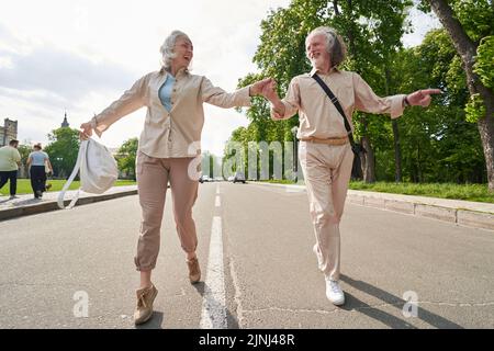 Positiv begeistert Paar verbringen ihr Wochenende aktiv Stockfoto