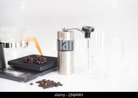 Kaffeebohne mit Kaffee tropft Ausrüstung Werkzeug hausgemachte heiße Getränke cafein Stockfoto
