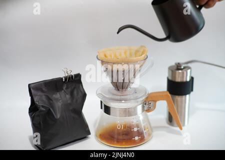 Kaffeebohne mit Kaffee tropft Ausrüstung Werkzeug hausgemachte heiße Getränke cafein Stockfoto