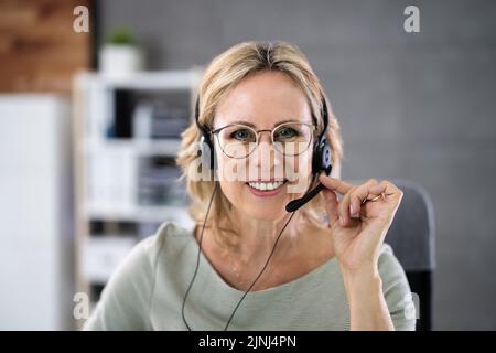 Business Service Agent Mit Headset Am Computer Am Telefon Stockfoto