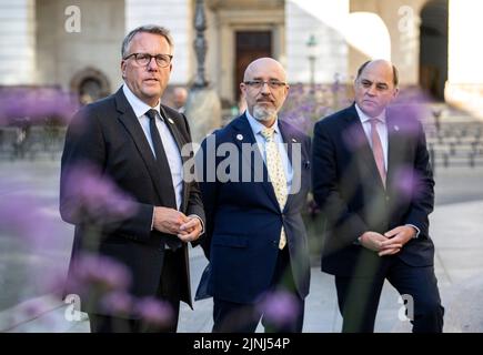 Kopenhagen, Dänemark. 11. August 2022. KOPENHAGEN 2022-08-11L-R: Der dänische Verteidigungsminister Morten Bødskov, der ukrainische Verteidigungsminister Oleksii Reznikov und der britische Verteidigungsminister Ben Wallace treffen am 11. August 2022 im Palais Christiansborg in Kopenhagen, Dänemark, zur Konferenz in #DänemarkUkraine über langfristige militärische Unterstützung der Ukraine ein. Foto: Johan Nilsson/TT/Code 50090 Quelle: TT News Agency/Alamy Live News Stockfoto