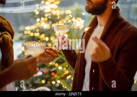 Zwei männliche Freunde feiern mit Wein im Hinterhof Stockfoto