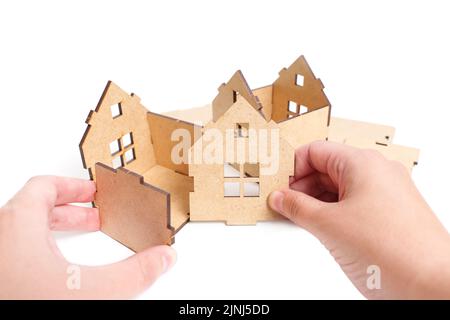 Spielzeug Holzhaus Montage, Ego-Ansicht. Stockfoto