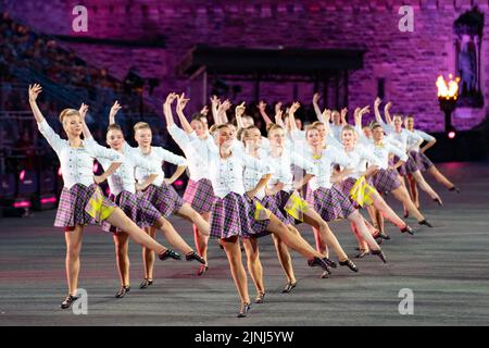 Highland-Tänzer treten beim Royal Edinburgh Military Tattoo 2022 auf der Esplanade des Edinburgh Castle, Schottland, Großbritannien, auf Stockfoto