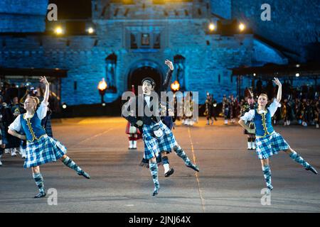 Highland-Tänzer treten beim Royal Edinburgh Military Tattoo 2022 auf der Esplanade des Edinburgh Castle, Schottland, Großbritannien, auf Stockfoto