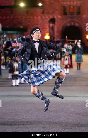 Männliche Highland-Tänzerin tanzt beim Royal Edinburgh Military Tattoo 2022 Edinburgh Castle, Schottland, Großbritannien Stockfoto