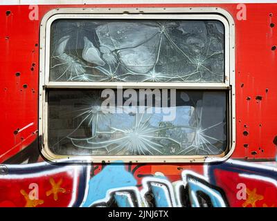 Albanien, 12. Mai 2022 - gebrochene Fenster an Eisenbahnwaggons. Stockfoto
