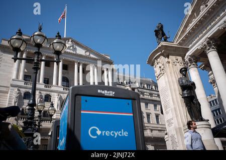 Während der Hitzewelle im August in der City of London, dem Finanzdistrikt der Hauptstadt, befindet sich am 11.. August 2022 in London, England, ein Recyclingbehälter außerhalb der Bank of England. Stockfoto