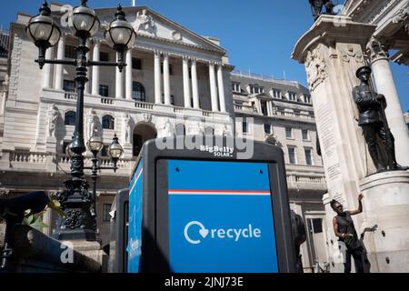 Während der Hitzewelle im August in der City of London, dem Finanzdistrikt der Hauptstadt, befindet sich am 11.. August 2022 in London, England, ein Recyclingbehälter außerhalb der Bank of England. Stockfoto