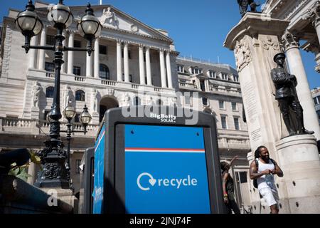 Während der Hitzewelle im August in der City of London, dem Finanzdistrikt der Hauptstadt, befindet sich am 11.. August 2022 in London, England, ein Recyclingbehälter außerhalb der Bank of England. Stockfoto