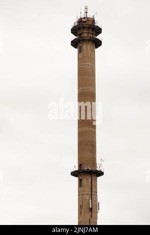 Vaasa, Finnland - 20. Juni 2022: Ein hoher Kamin, der so etwas wie ein Wahrzeichen ist Stockfoto