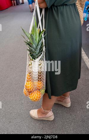 Die Frau wählt Obst und Gemüse auf dem Bauernmarkt, einen nachhaltigen Lebensstil ohne Abfall und ein Konzept für den freien Einkauf von Kunststoffen Stockfoto